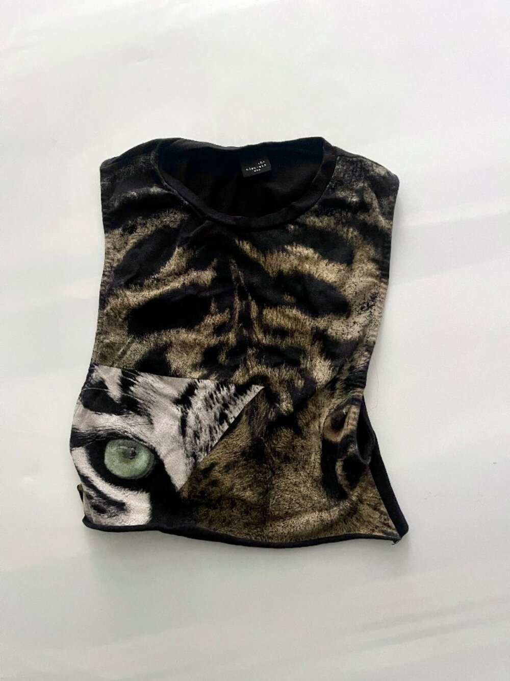 The Clas-sic sleeveless top with cat eyes design